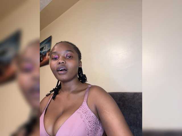 Curvy-maxy9 live cam on BongaCams