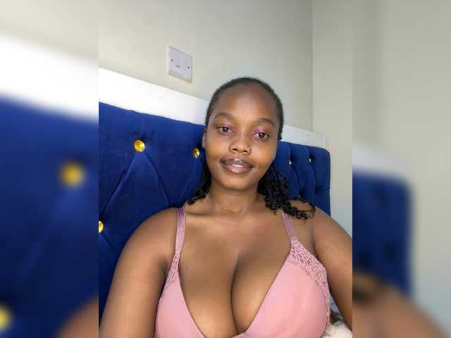 Curvy-maxy9 live cam on BongaCams