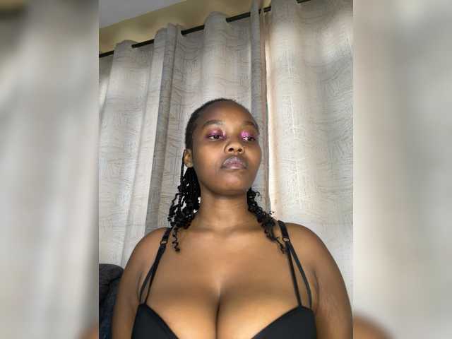 Curvy-maxy9 live cam on BongaCams