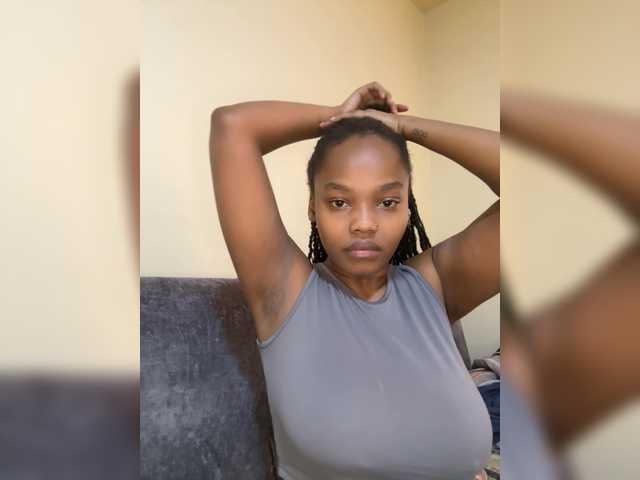 Curvy-maxy9 live cam on BongaCams