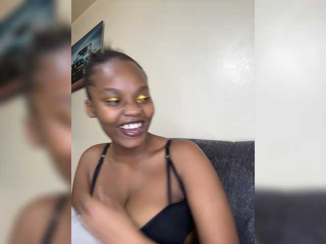 Curvy-maxy9 live cam on BongaCams