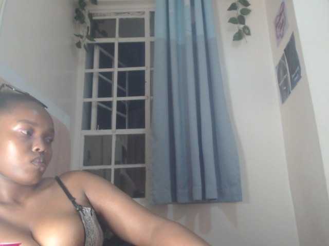 Curvy-maxy9 live cam on BongaCams