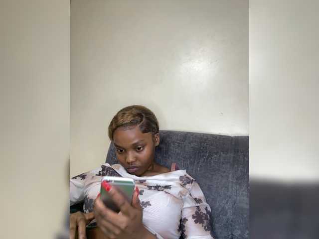 Curvy-maxy9 live cam on BongaCams