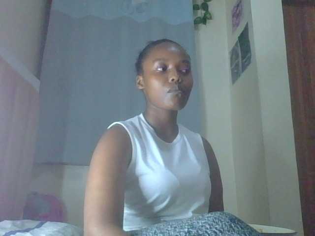 Curvy-maxy9 live cam on BongaCams