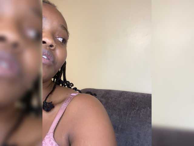 Curvy-maxy9 live cam on BongaCams