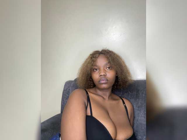Curvy-maxy9 live cam on BongaCams