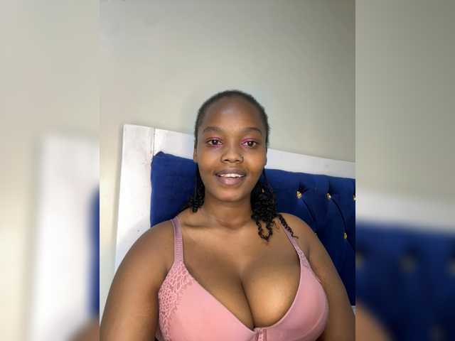 Curvy-maxy9 live cam on BongaCams