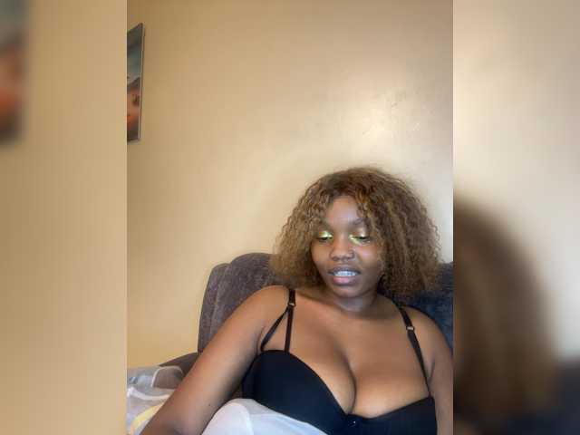 Curvy-maxy9 live cam on BongaCams