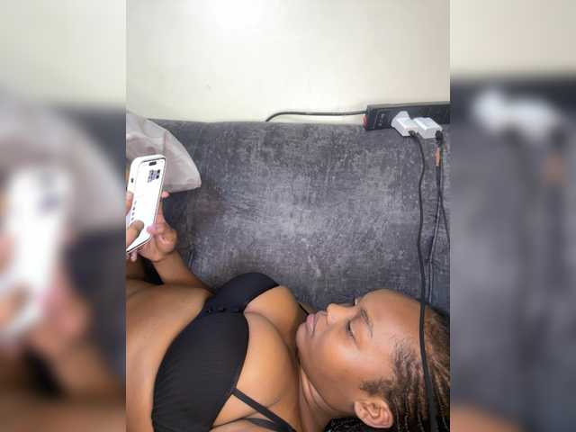 Curvy-maxy9 live cam on BongaCams