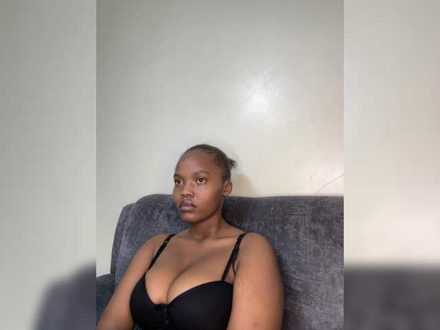 Curvy-maxy9 live cam on BongaCams