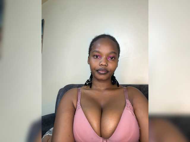 Curvy-maxy9 live cam on BongaCams