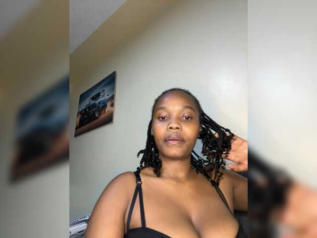 Curvy-maxy9 live cam on BongaCams