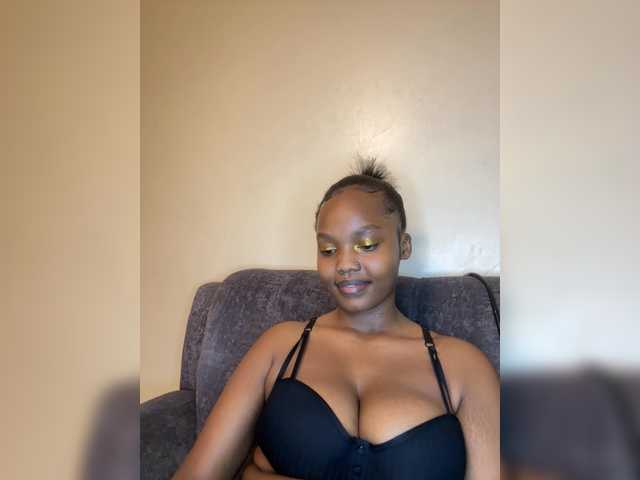 Curvy-maxy9 live cam on BongaCams