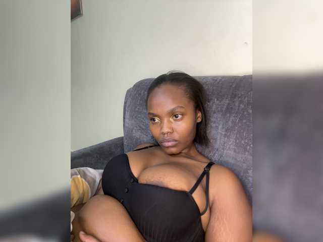 Curvy-maxy9 live cam on BongaCams