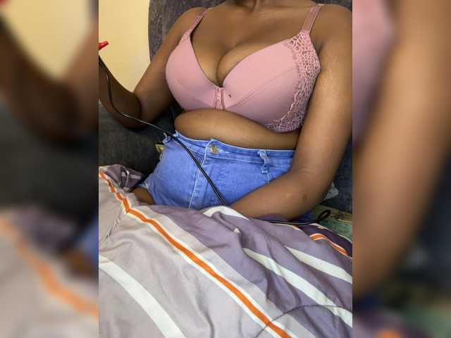 Curvy-maxy9 live cam on BongaCams