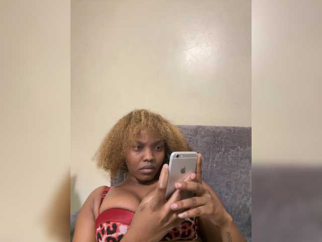 Curvy-maxy9 live cam on BongaCams