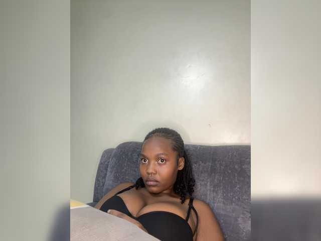Curvy-maxy9 live cam on BongaCams