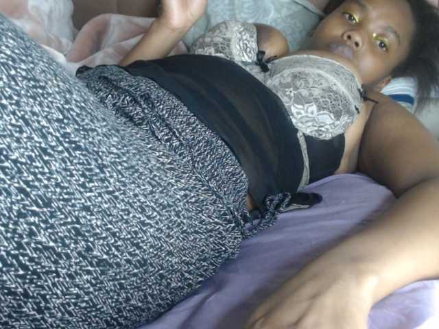 Curvy-maxy9 live cam on BongaCams