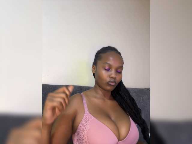 Curvy-maxy9 live cam on BongaCams