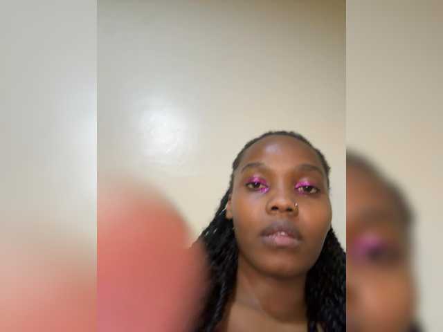 Curvy-maxy9 live cam on BongaCams