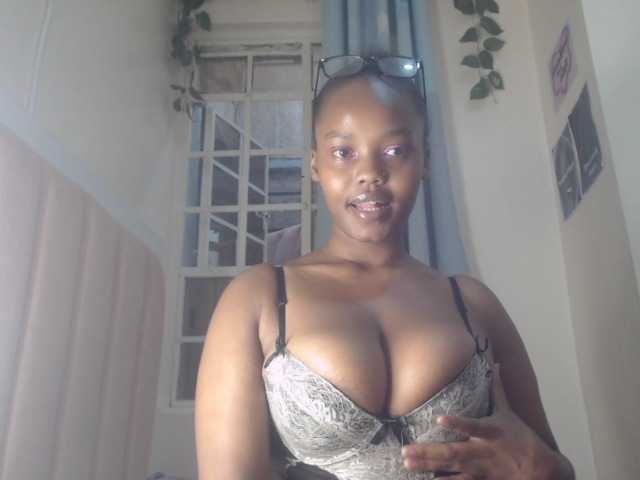 Curvy-maxy9 live cam on BongaCams