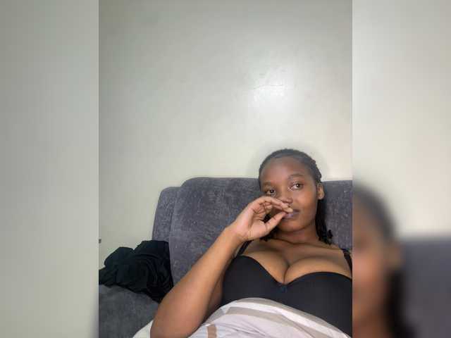 Curvy-maxy9 live cam on BongaCams