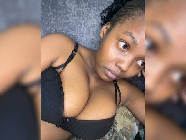 Curvy-maxy9 live cam on BongaCams