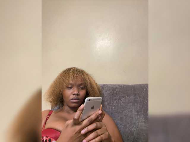 Curvy-maxy9 live cam on BongaCams