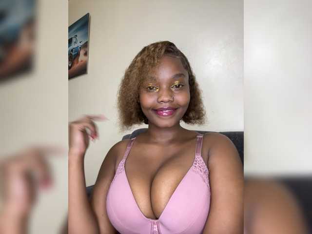 Curvy-maxy9 live cam on BongaCams