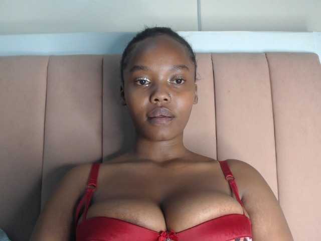 Curvy-maxy9 live cam on BongaCams