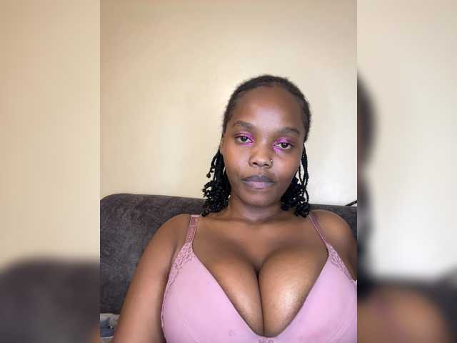 Curvy-maxy9 live cam on BongaCams