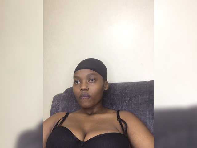 Curvy-maxy9 live cam on BongaCams
