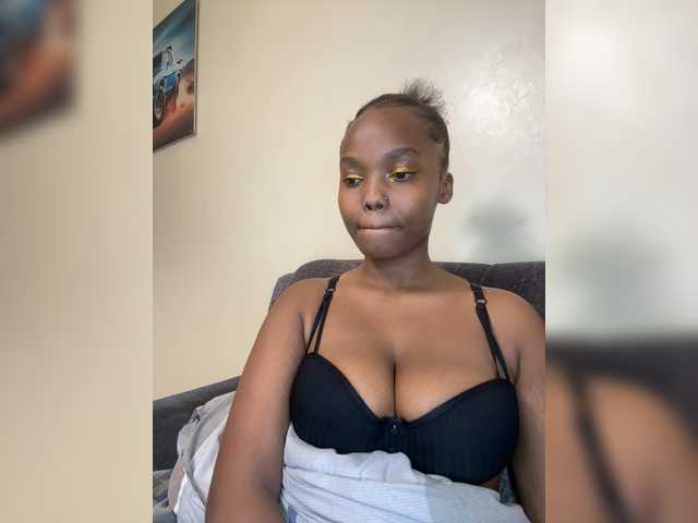 Curvy-maxy9 live cam on BongaCams