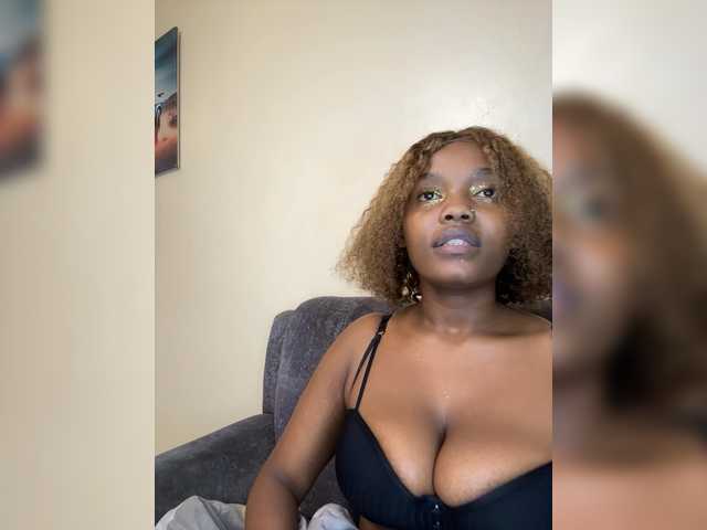 Curvy-maxy9 live cam on BongaCams