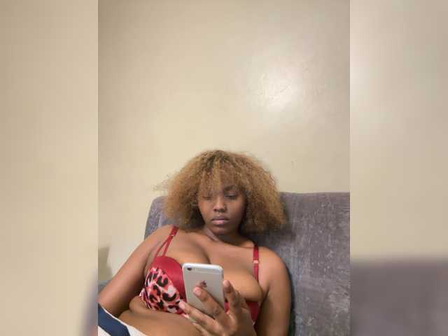 Curvy-maxy9 live cam on BongaCams