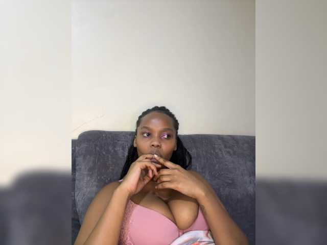 Curvy-maxy9 live cam on BongaCams