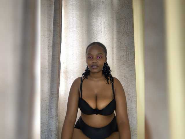 Curvy-maxy9 live cam on BongaCams
