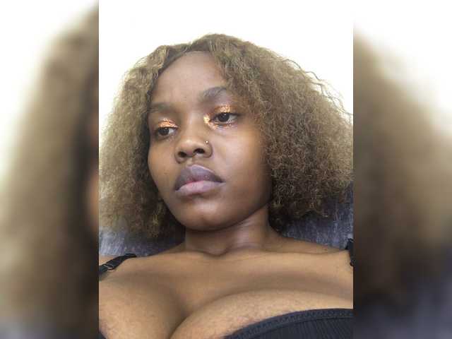 Curvy-maxy9 live cam on BongaCams