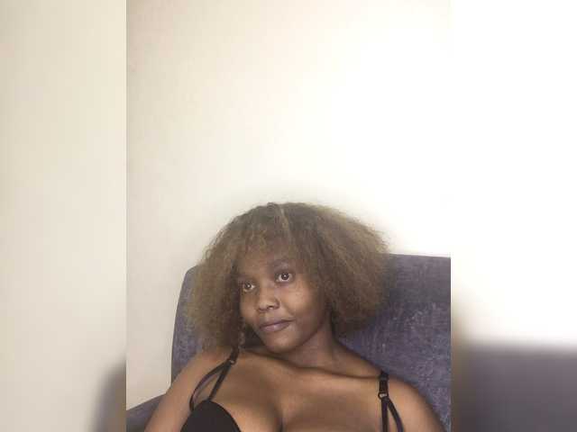 Curvy-maxy9 live cam on BongaCams