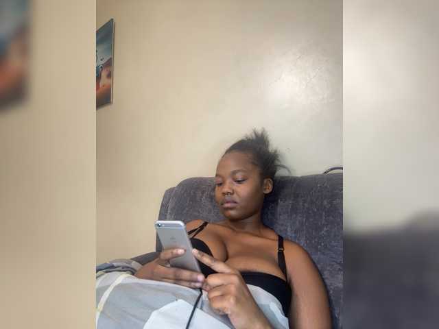 Curvy-maxy9 live cam on BongaCams