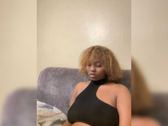 Curvy-maxy9 live cam on BongaCams