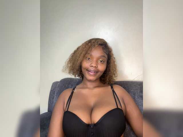 Curvy-maxy9 live cam on BongaCams
