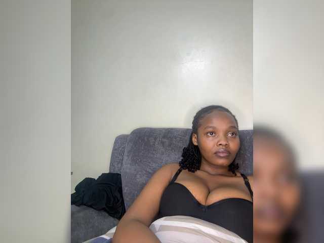 Curvy-maxy9 live cam on BongaCams