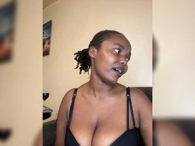 Curvy-maxy9 live cam on BongaCams