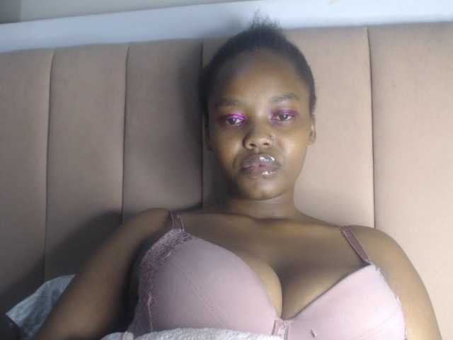 Curvy-maxy9 live cam on BongaCams