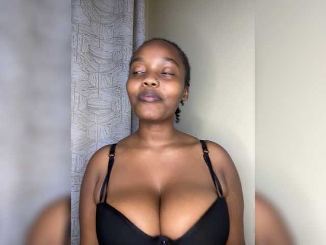Curvy-maxy9 live cam on BongaCams