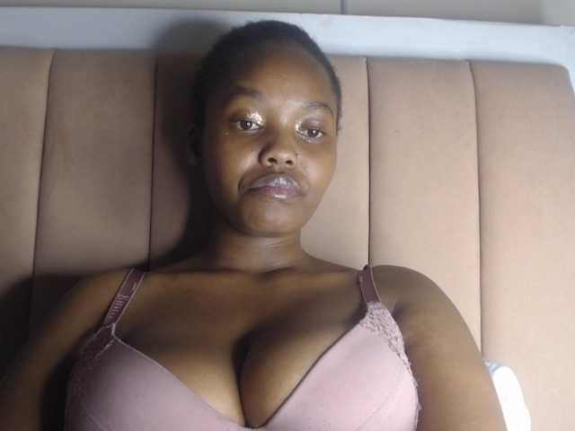 Curvy-maxy9 live cam on BongaCams
