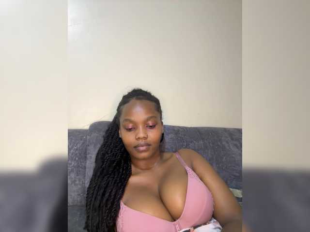 Curvy-maxy9 live cam on BongaCams