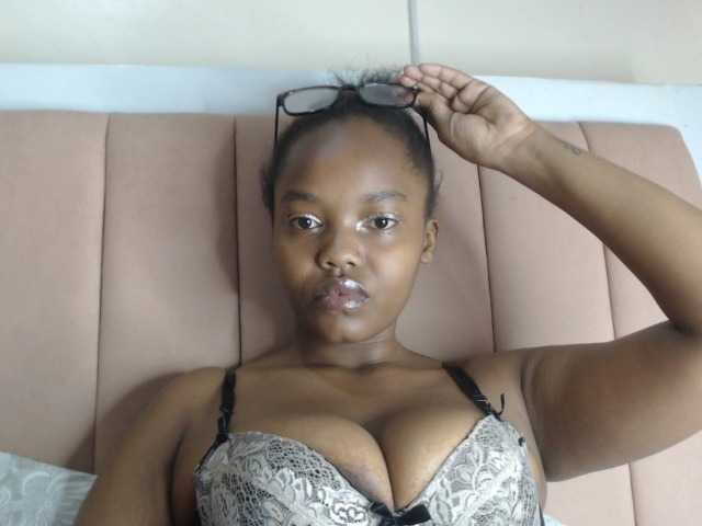 Curvy-maxy9 live cam on BongaCams