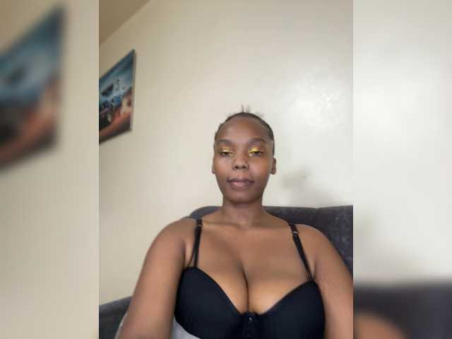 Curvy-maxy9 live cam on BongaCams